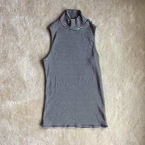 Athleta black and white turtleneck shirt